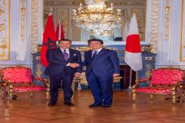 Image du Maroc Professionnelle de  SAR le Prince Moulay Rachid s’est entretenu avec le Premier ministre japonais Abe Shinzo à la Résidence Impériale d’Akasaka à Tokyo en marge de son voyage officiel au Japon pour représenter Sa Majesté le Roi Mohammed VI à la cérémonie d’intronisation du nouvel Empereur japonais Naruhito. le 24 Octobre 2019 (Photo/ SPPR) via Jalilbounhar.com